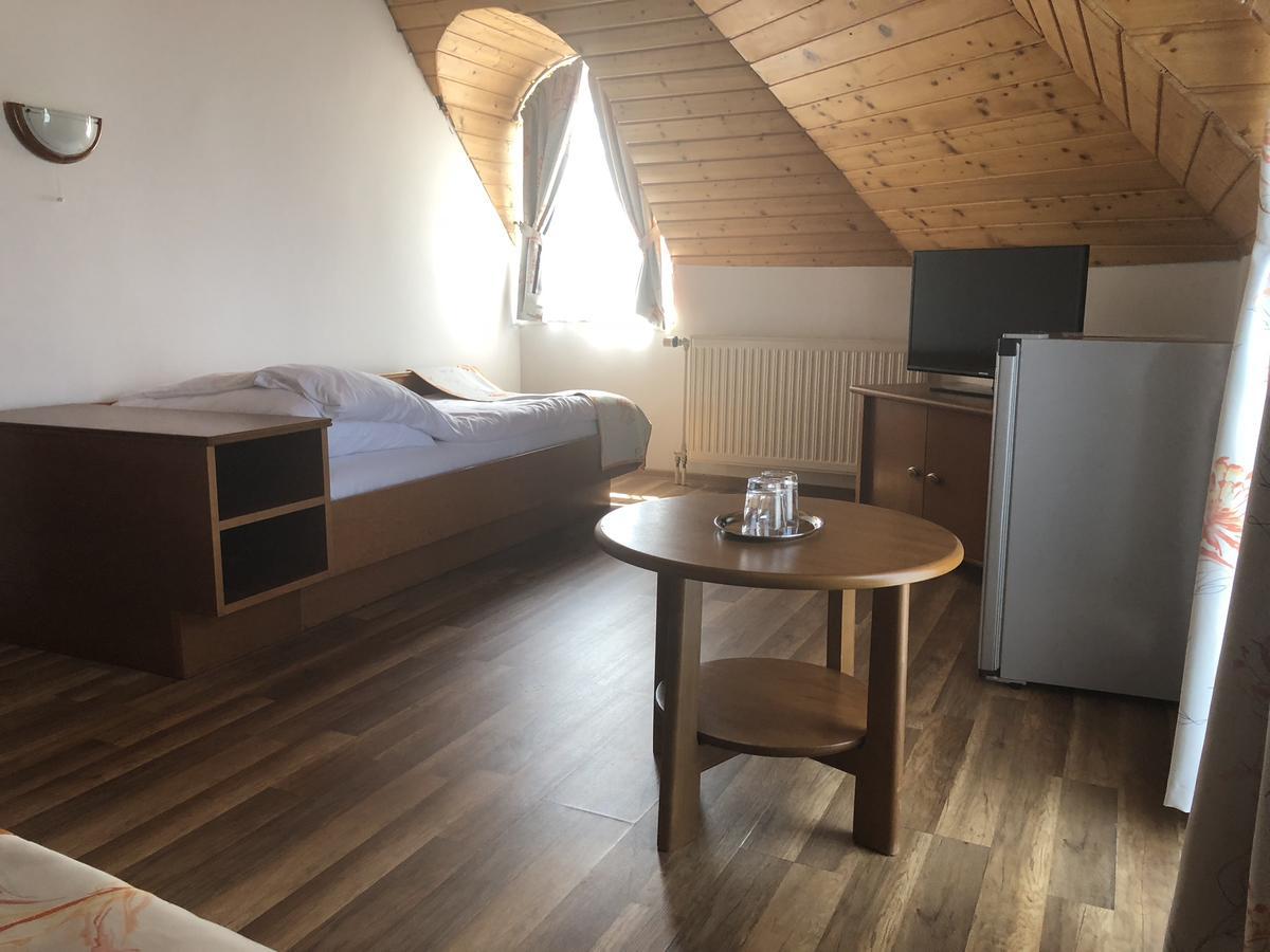 Zoeldteto Panzio Bed & Breakfast Balatonfured Luaran gambar