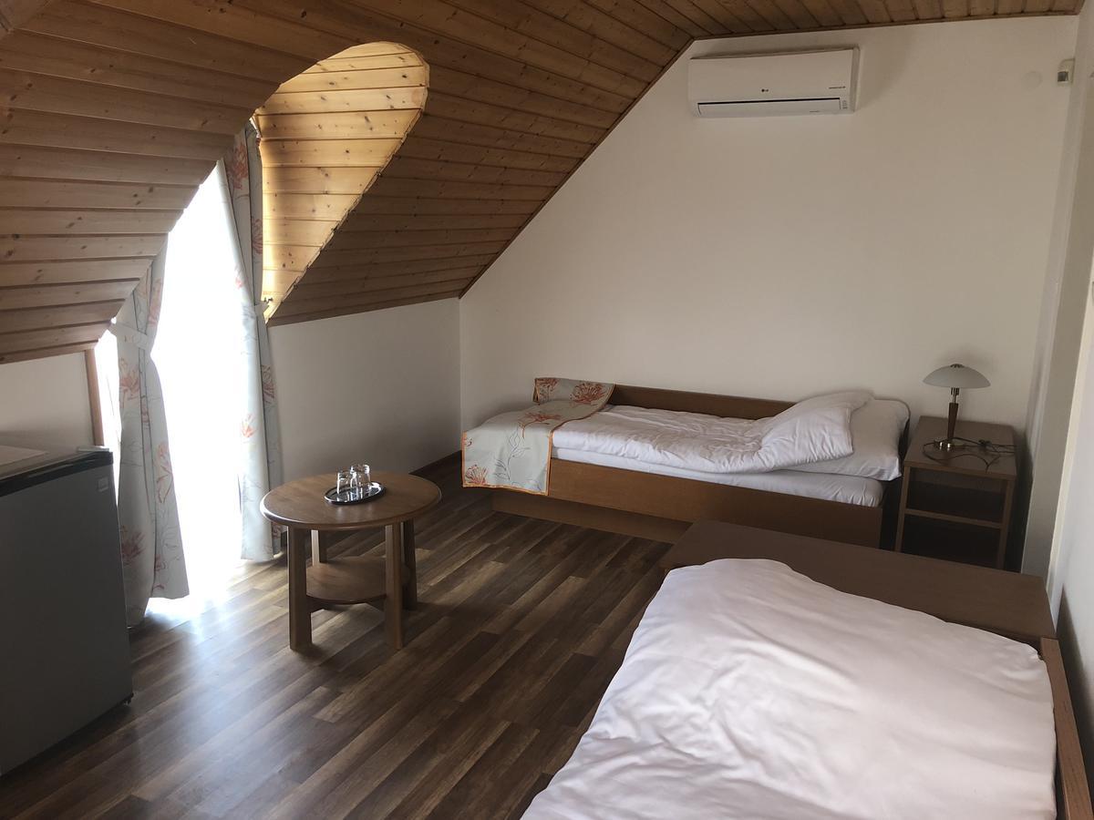 Zoeldteto Panzio Bed & Breakfast Balatonfured Luaran gambar