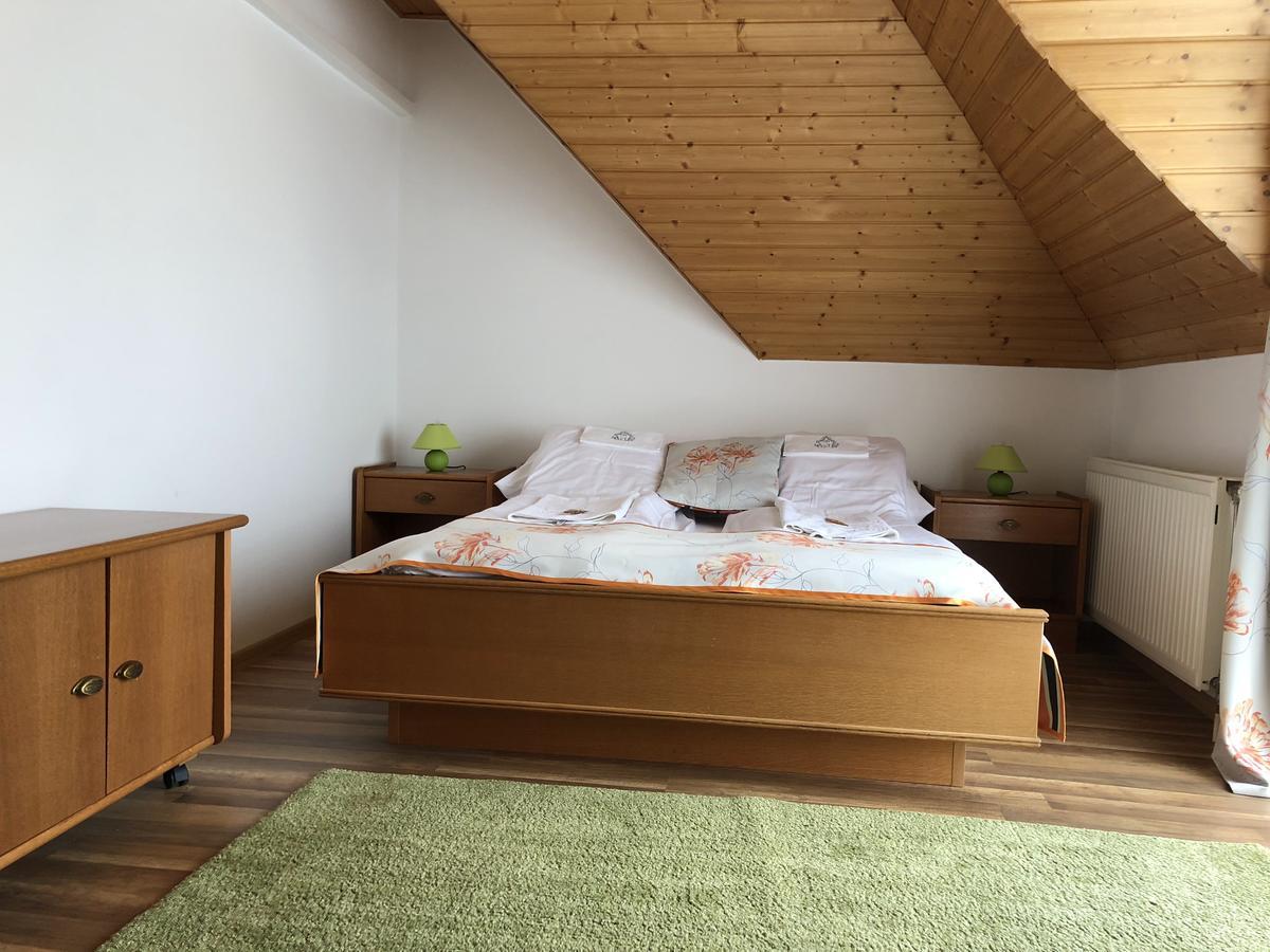 Zoeldteto Panzio Bed & Breakfast Balatonfured Luaran gambar
