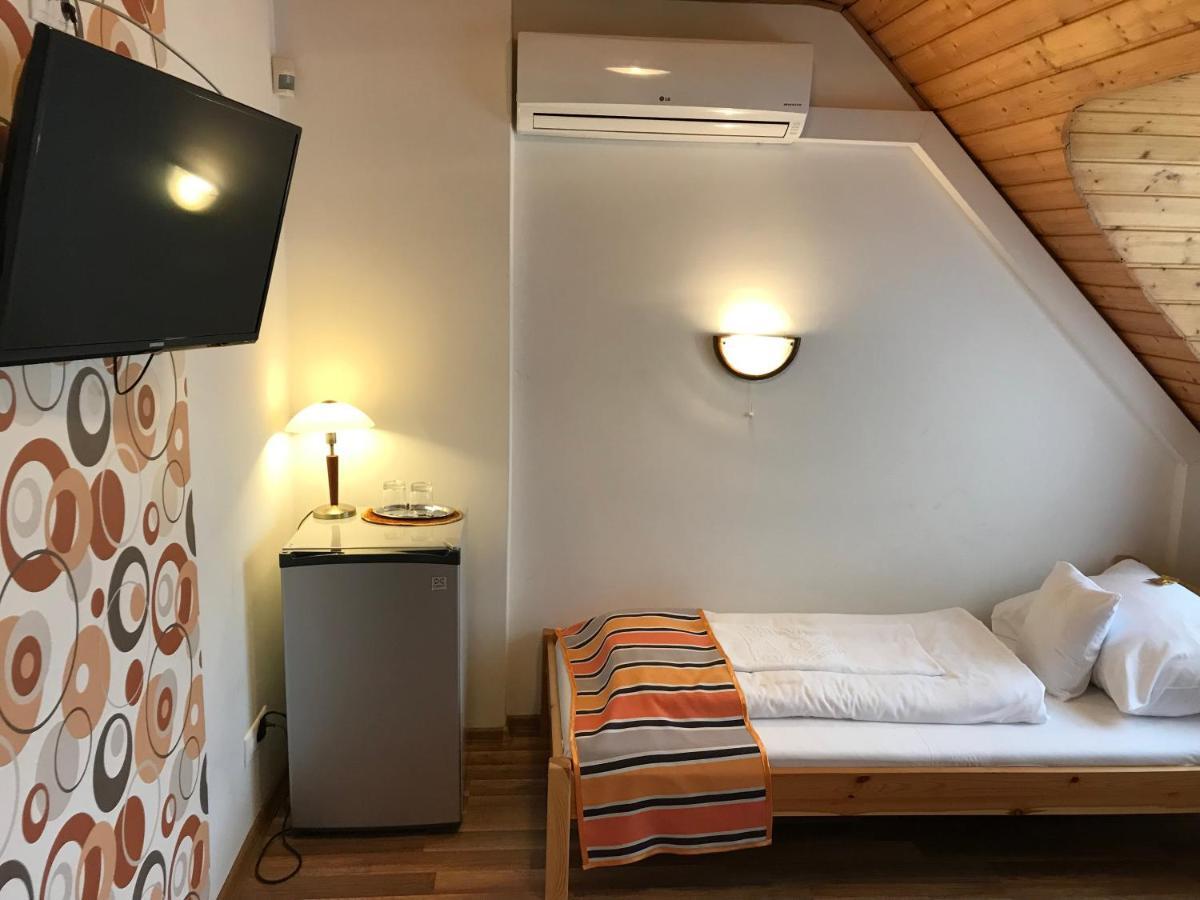 Zoeldteto Panzio Bed & Breakfast Balatonfured Luaran gambar