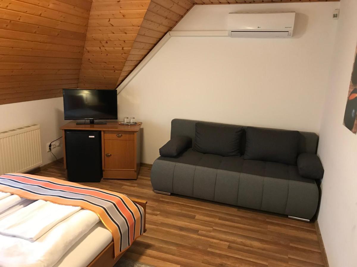 Zoeldteto Panzio Bed & Breakfast Balatonfured Luaran gambar